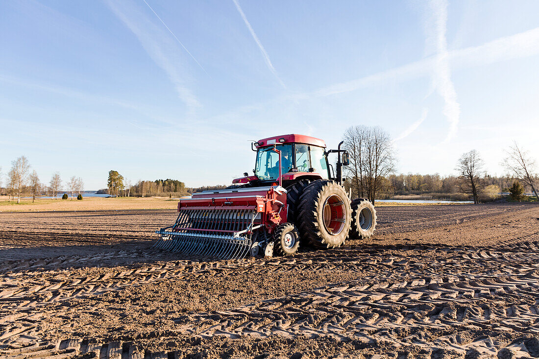 Traktor pflügt Feld