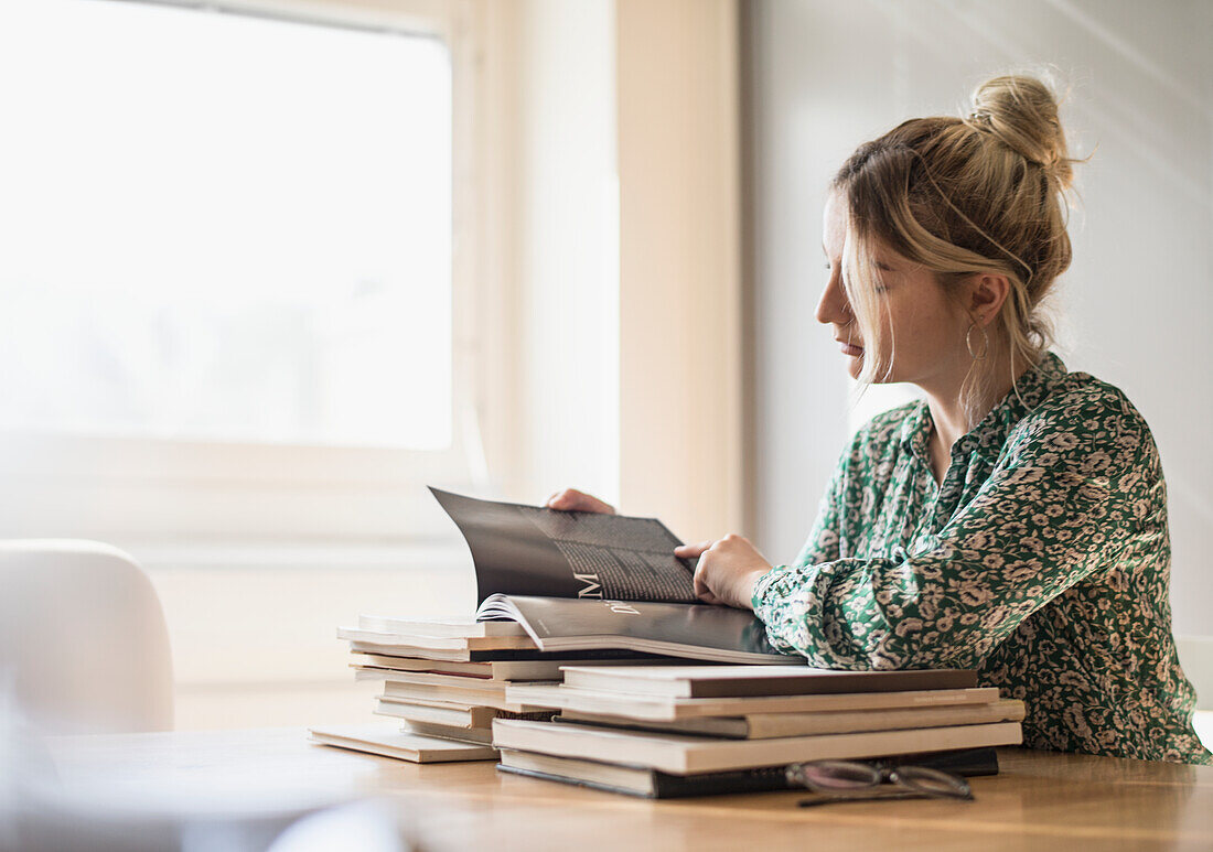 Frau liest Bücher