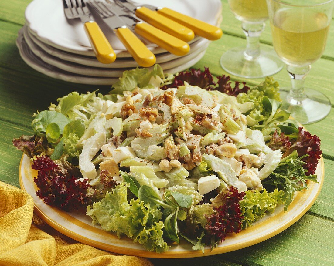 Bleichsellerie-Salat mit Walnüssen & Cidre-Dressing