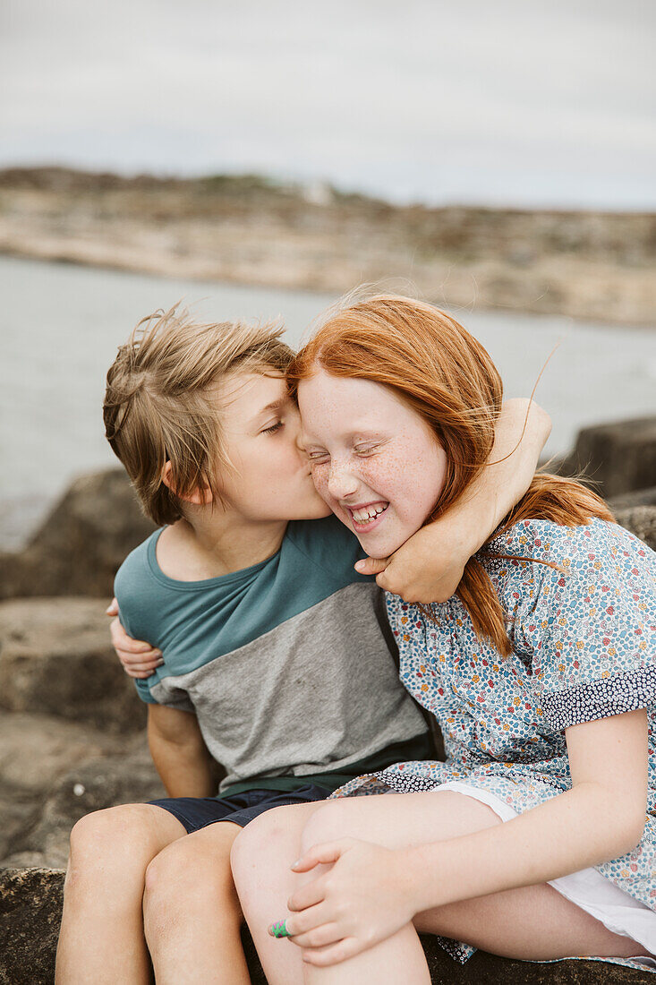 Bruder und Schwester spielen am Meer