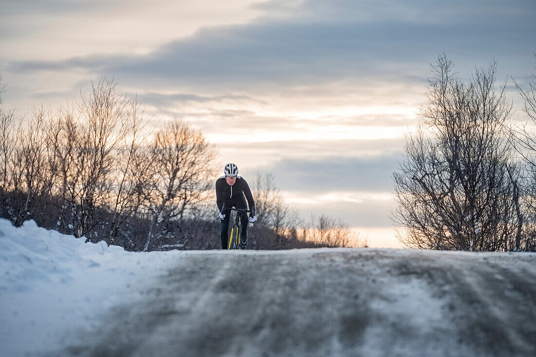 Mann radelt im Winter