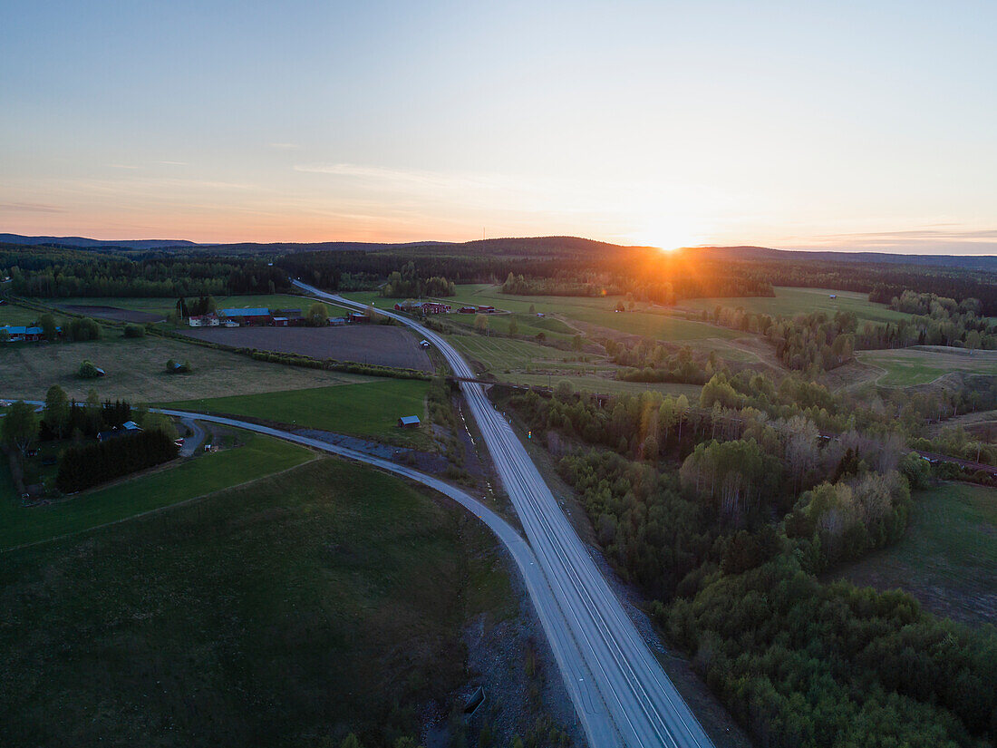 Sonnenuntergang über einer ländlichen Gegend