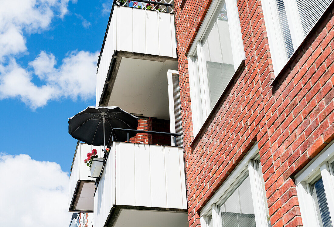 Sonnenschirm auf dem Balkon