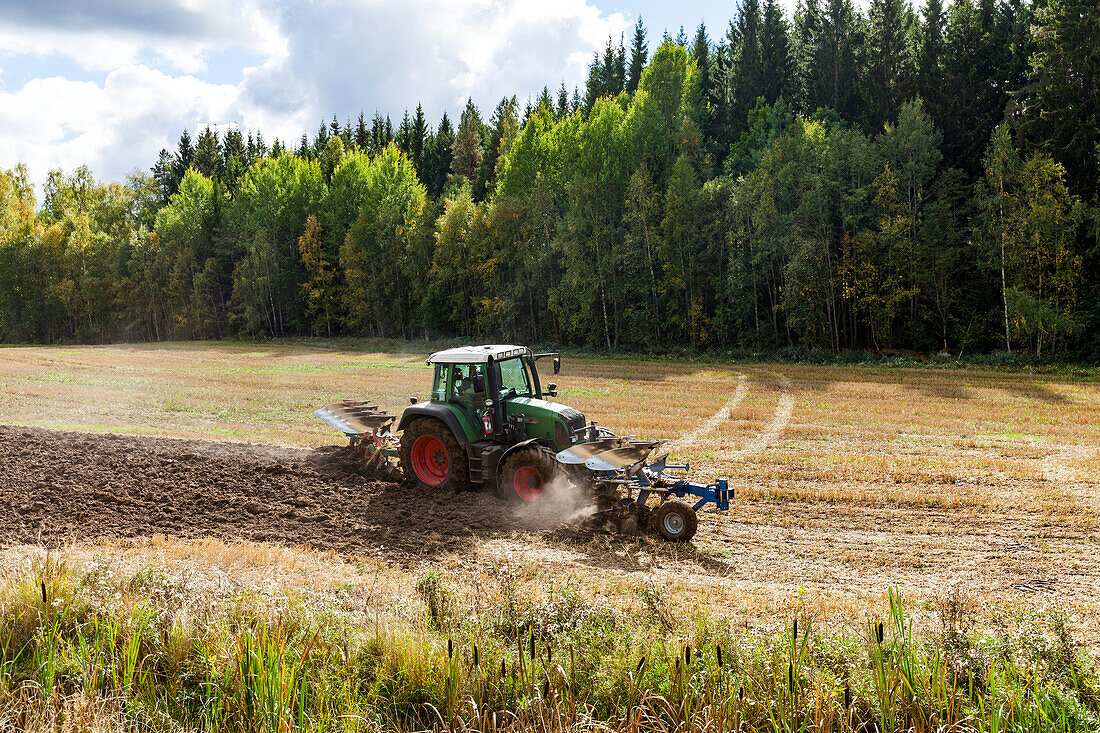 Traktor pflügt Feld