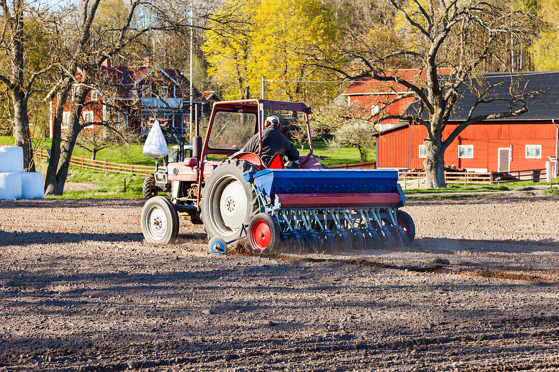 Traktor arbeitet auf dem Feld