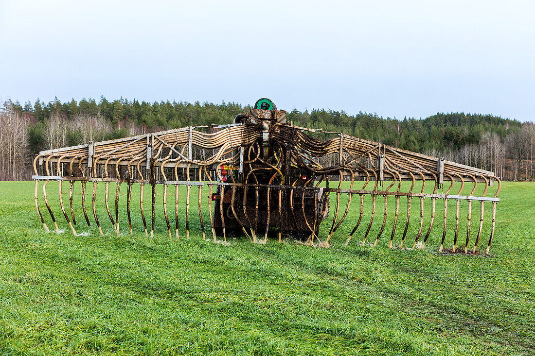 Maschine bewässert Feld