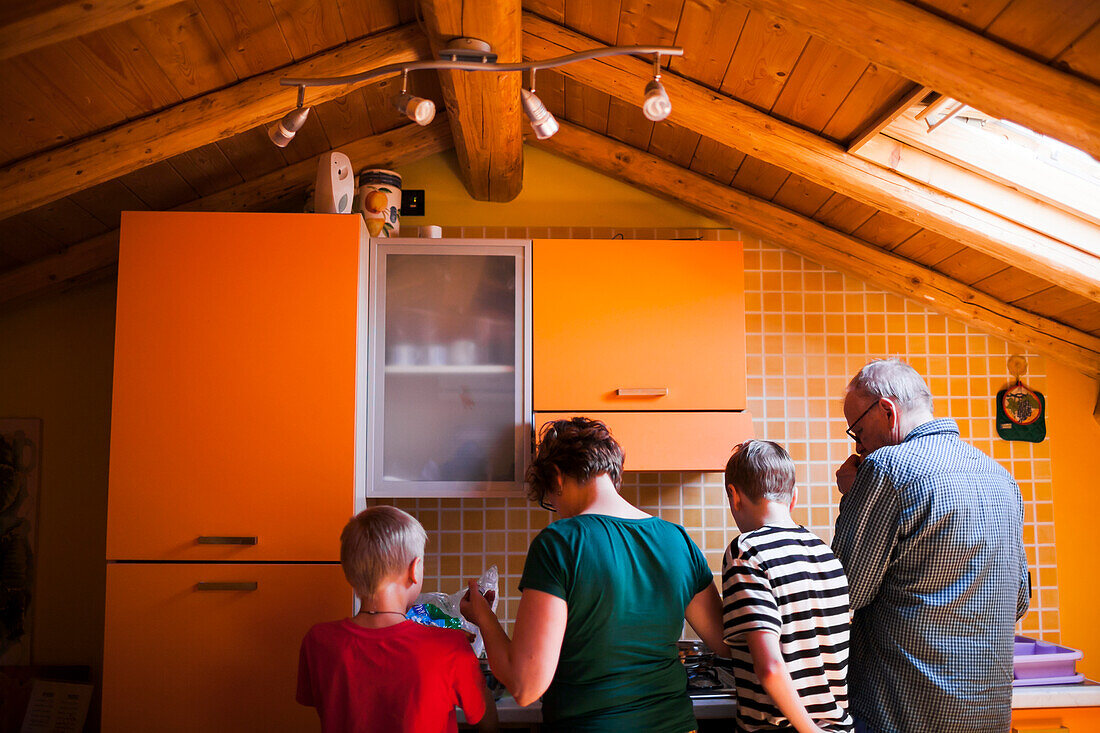 Familie in der Küche