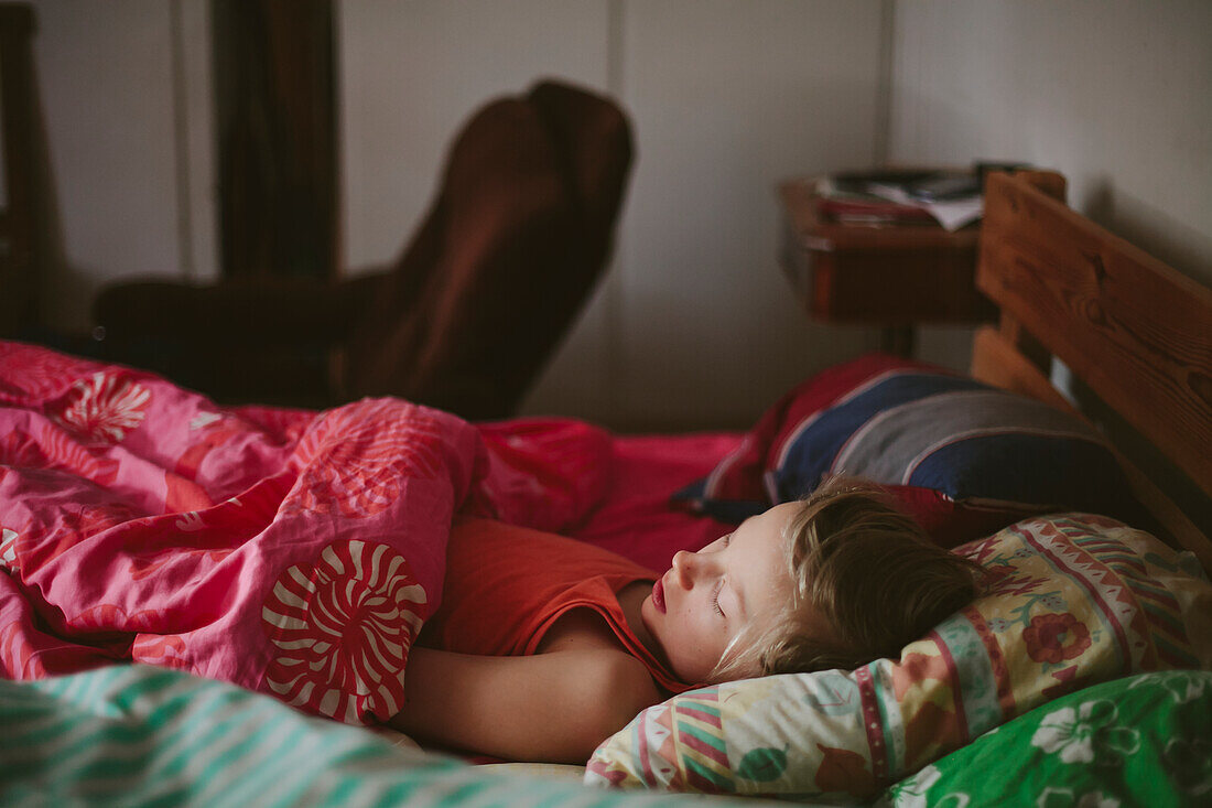 Junge schläft im Bett