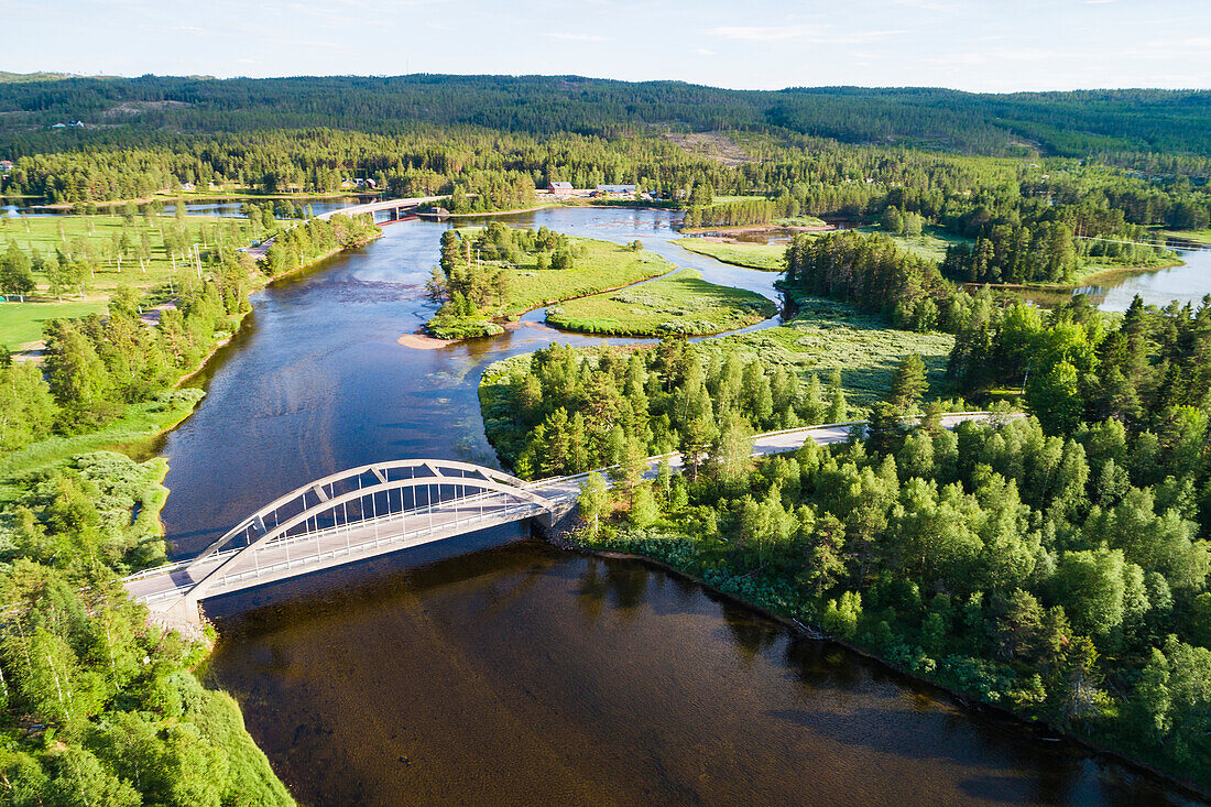 Luftaufnahme einer Brücke am Fluss