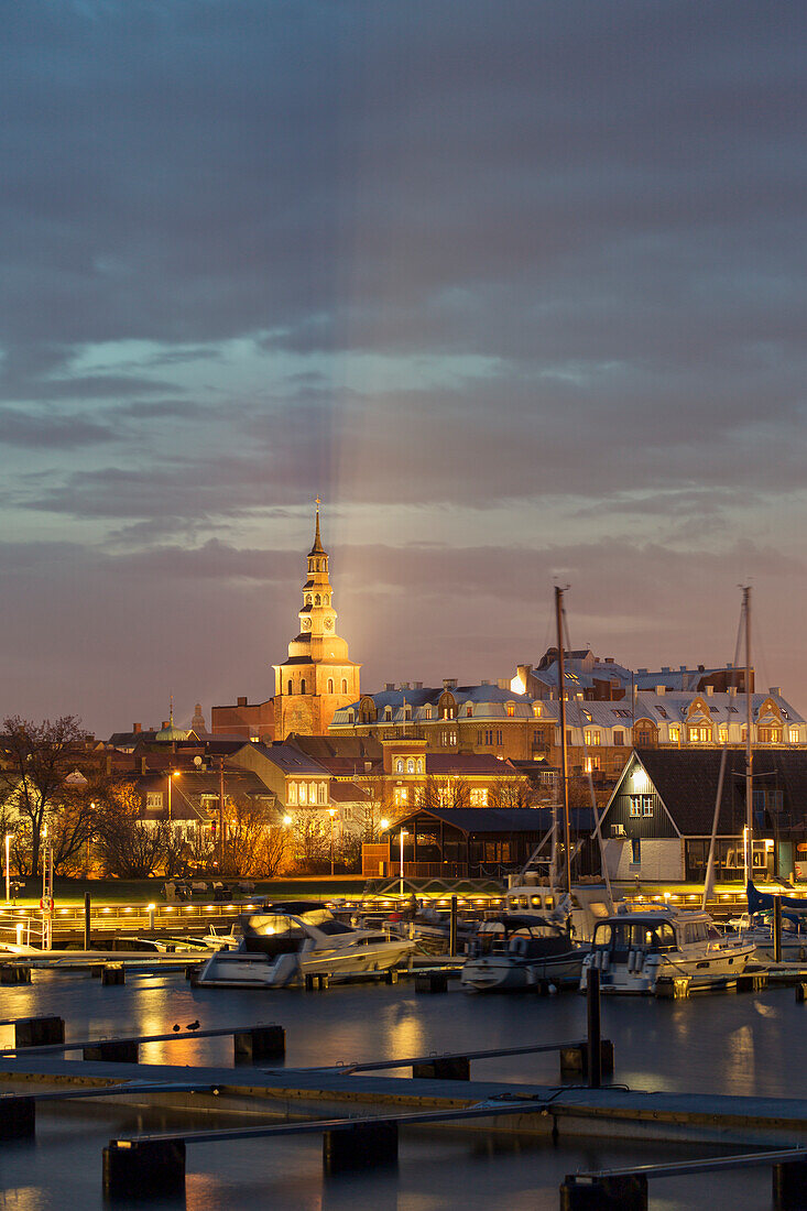 Altstadt und Hafen in der Abenddämmerung