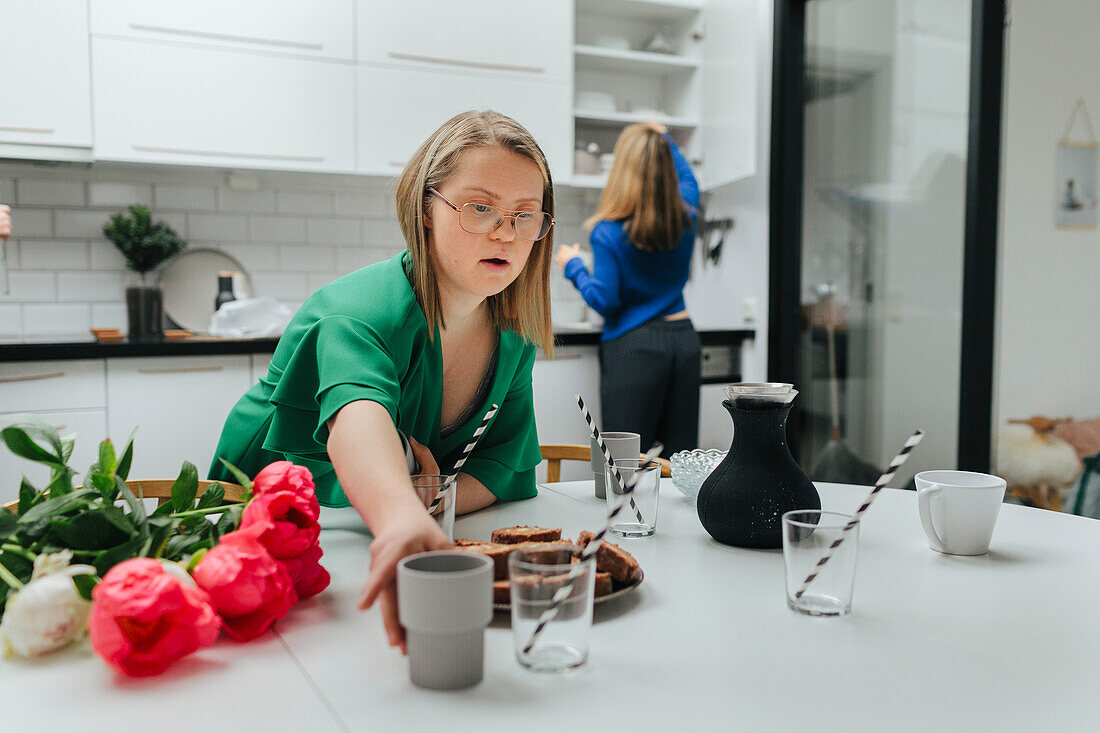 Teenager-Mädchen bereitet Tisch vor