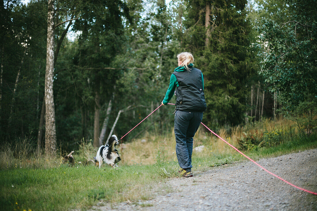 Frau geht mit Hund spazieren