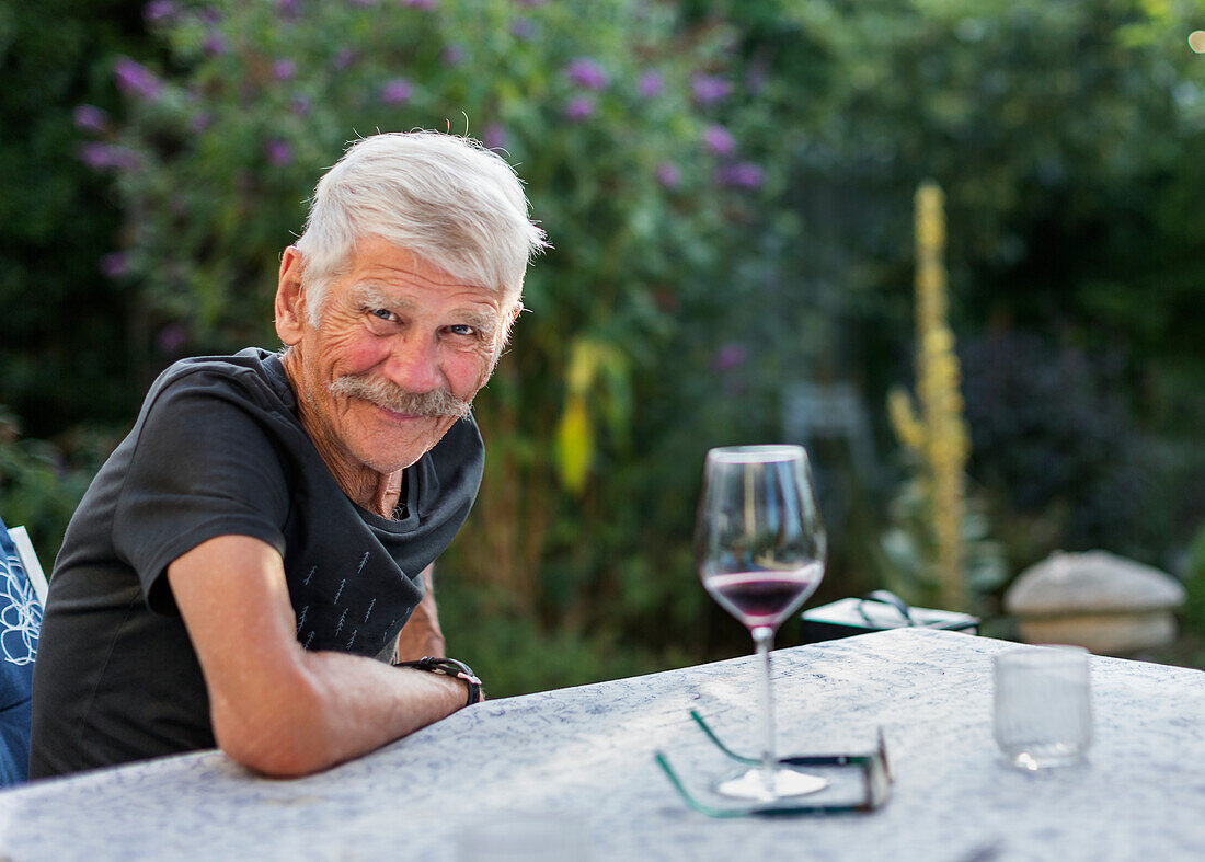 Mann mit einem Glas Wein