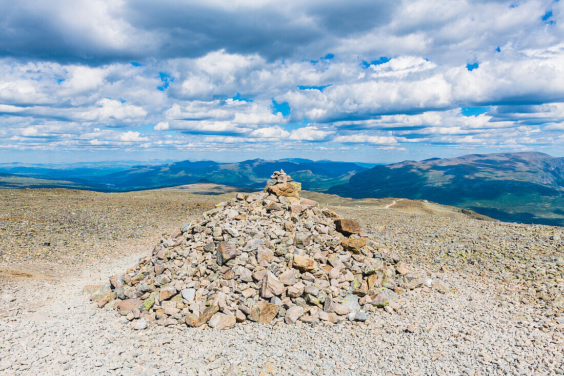 Stapel von Steinen in den Bergen