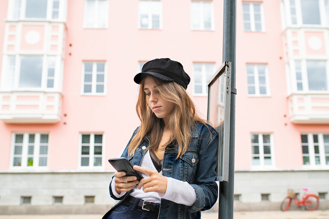 Junge Frau telefoniert mit Handy