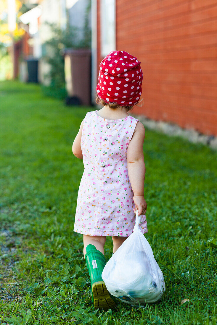 Toddler girl carry bag
