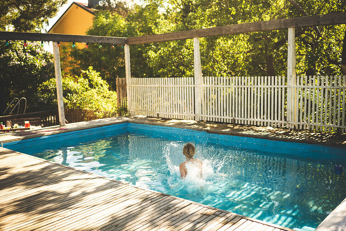 Mädchen, das ins Schwimmbad springt