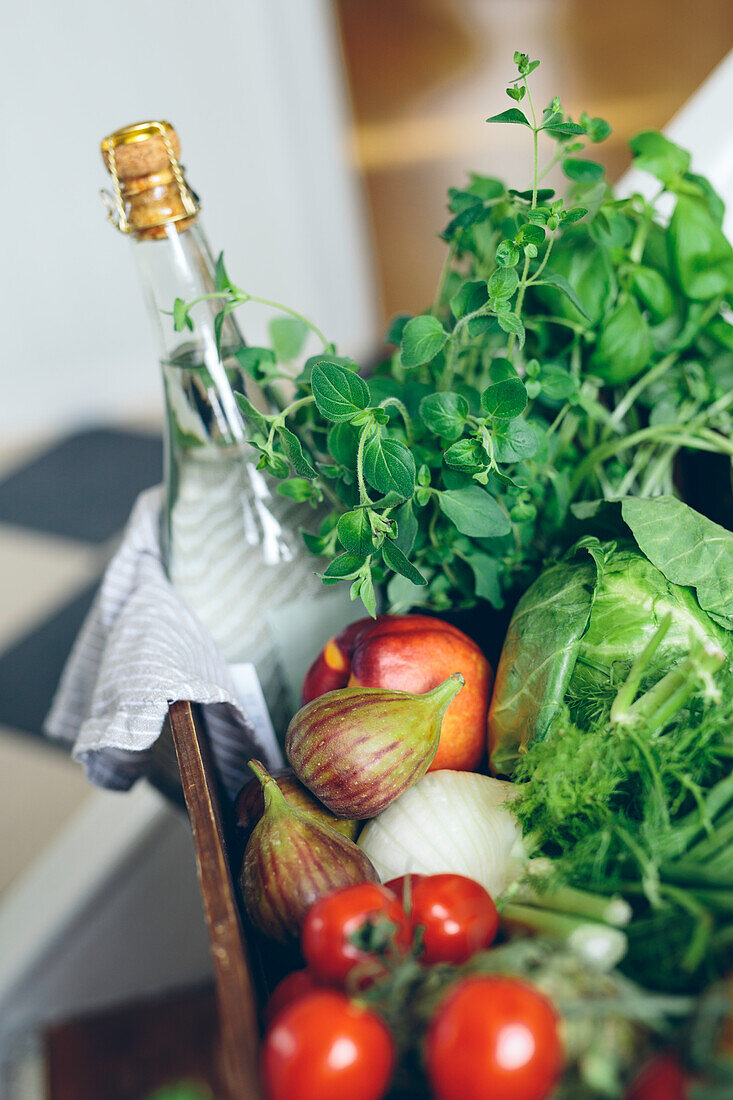 Obst und Gemüse in einer Holzkiste