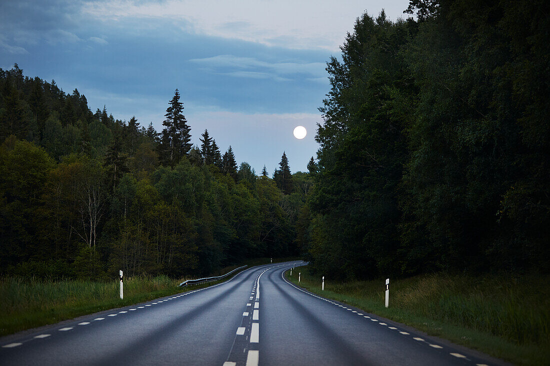 Landstraße in der Abenddämmerung