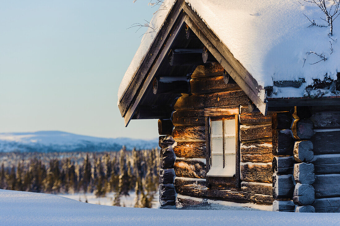 Holzhaus im Winter