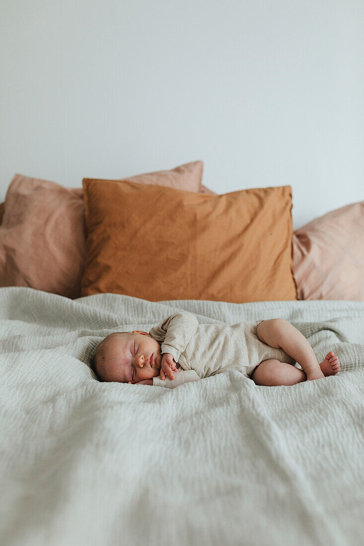 Baby schläft auf dem Bett