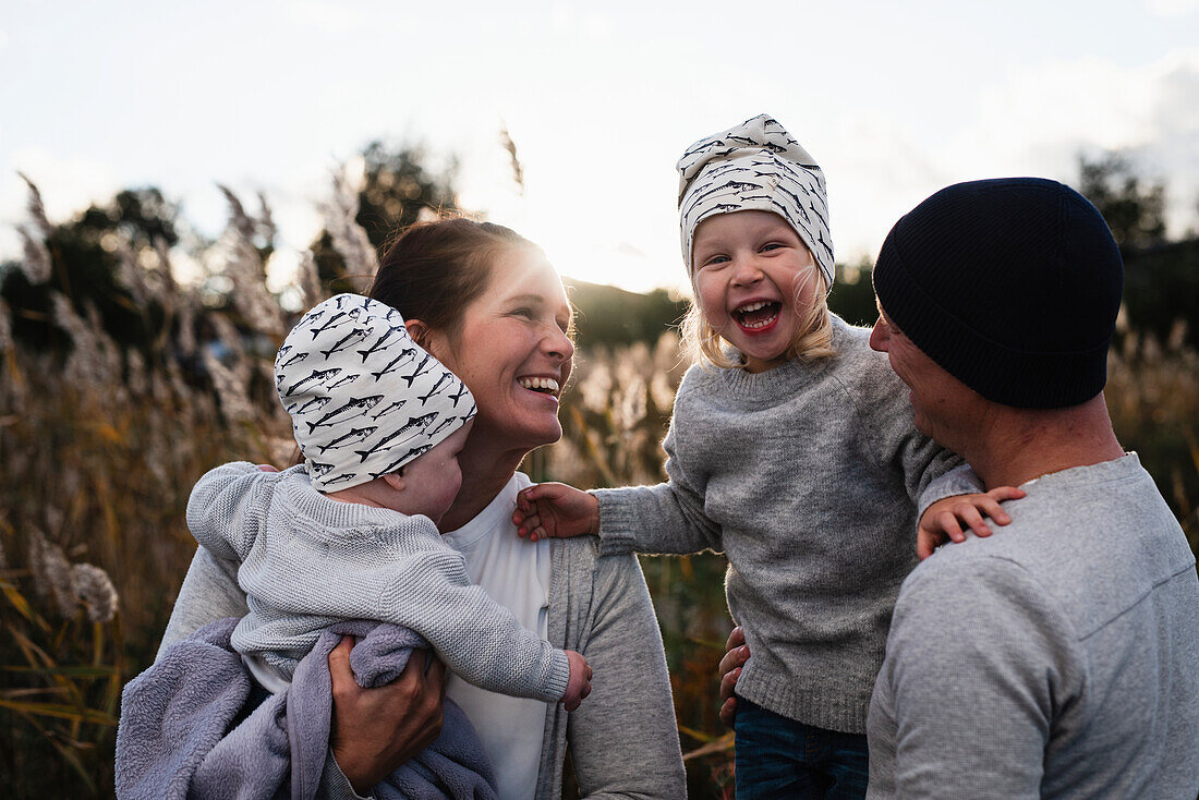 Glückliche Familie zusammen