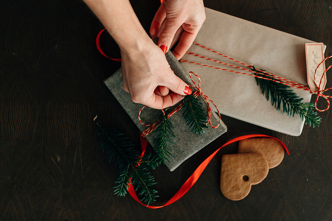 Weihnachtsgeschenke verpacken