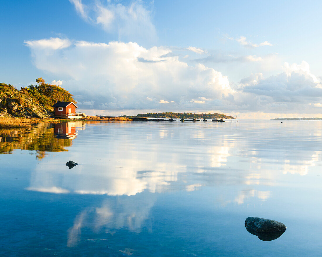 Wolken, die sich im Meer spiegeln