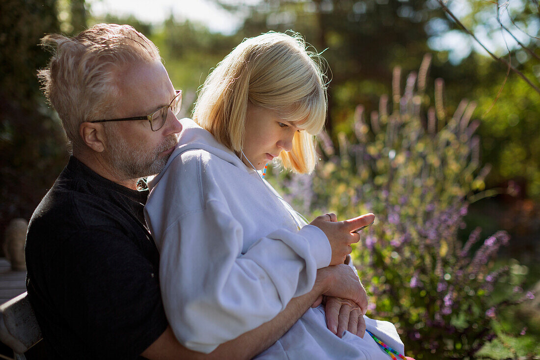 Vater mit Tochter im Teenageralter