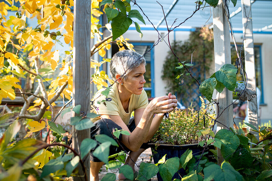 Frau im Garten