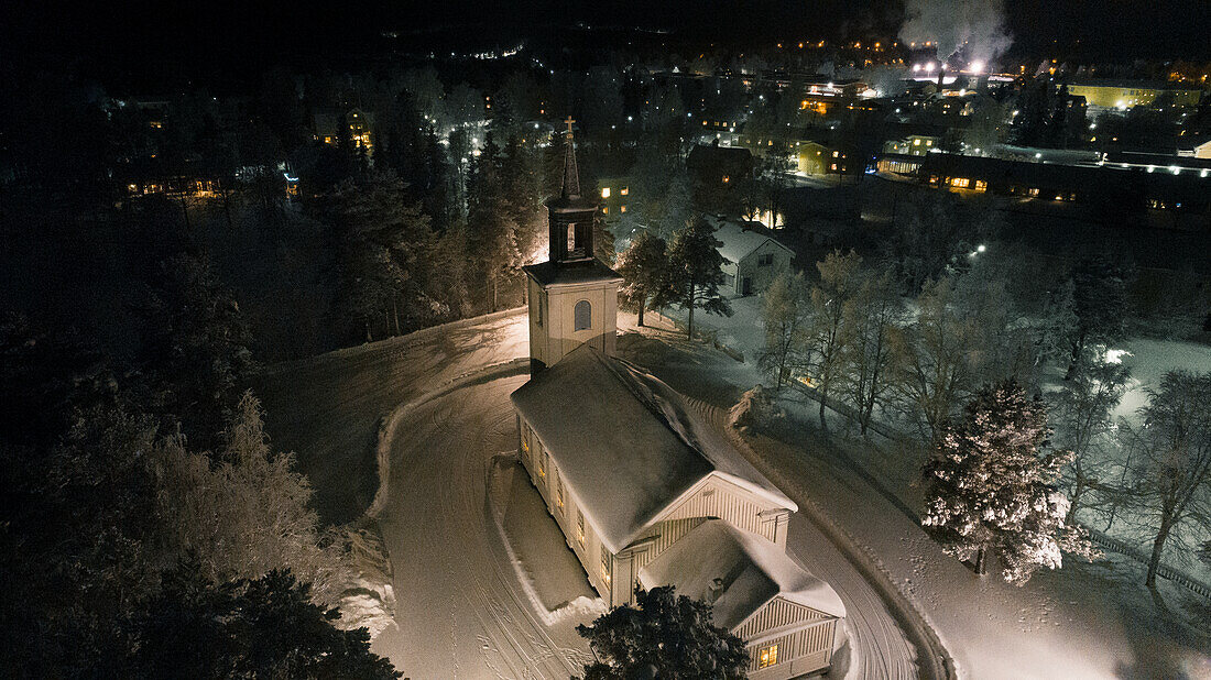 Beleuchtete Kirche in der Nacht