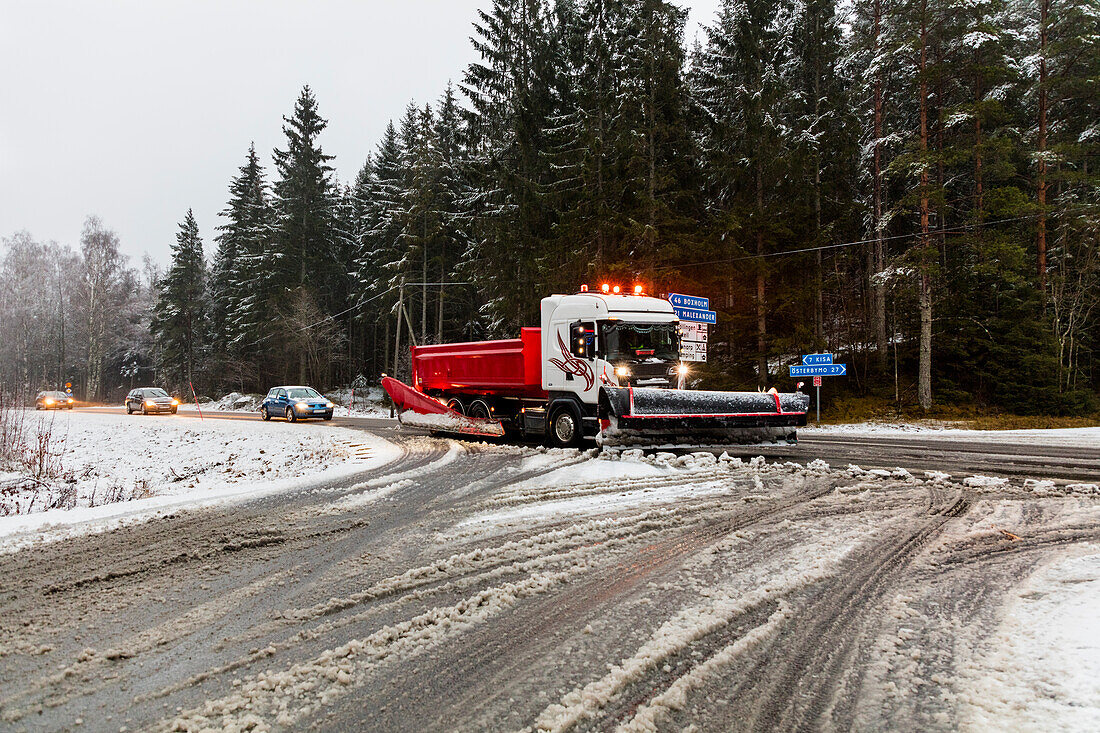 Schneepflug auf der Straße