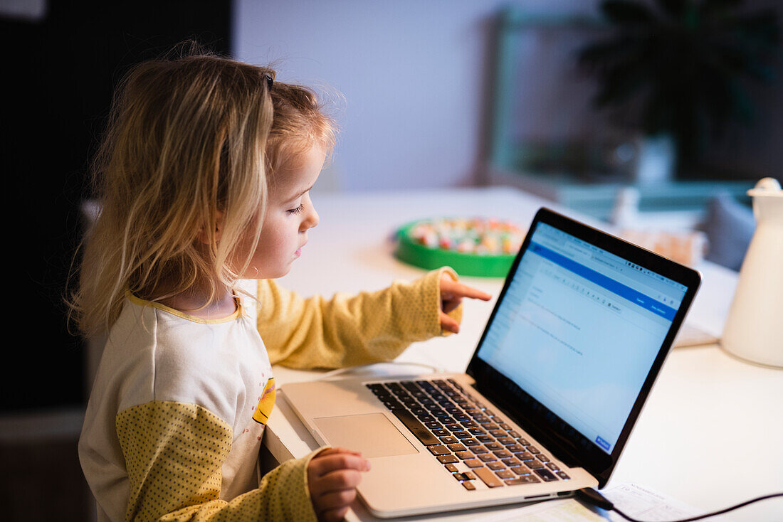 Mädchen benutzt Laptop