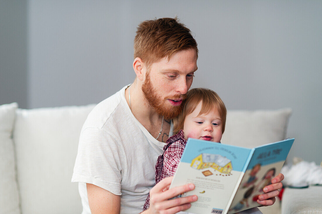Vater liest Tochter ein Buch vor
