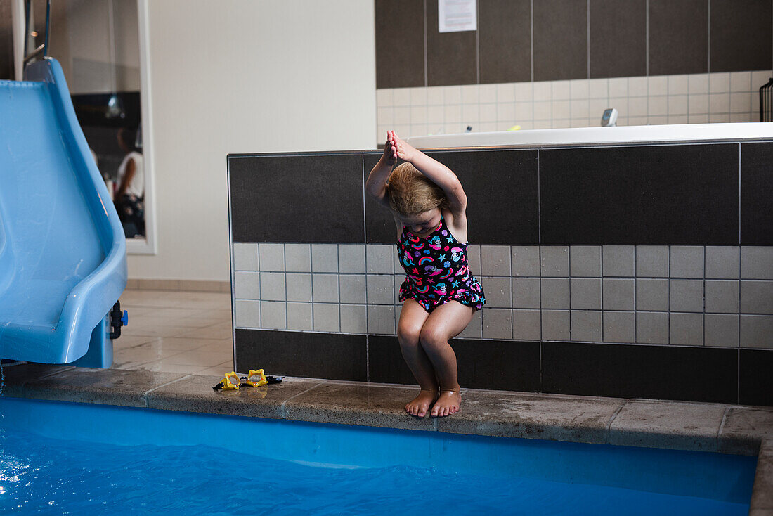 Mädchen springt ins Schwimmbad