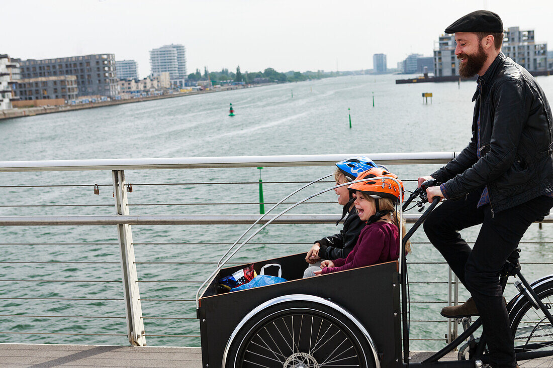 Vater mit Kindern beim Radfahren