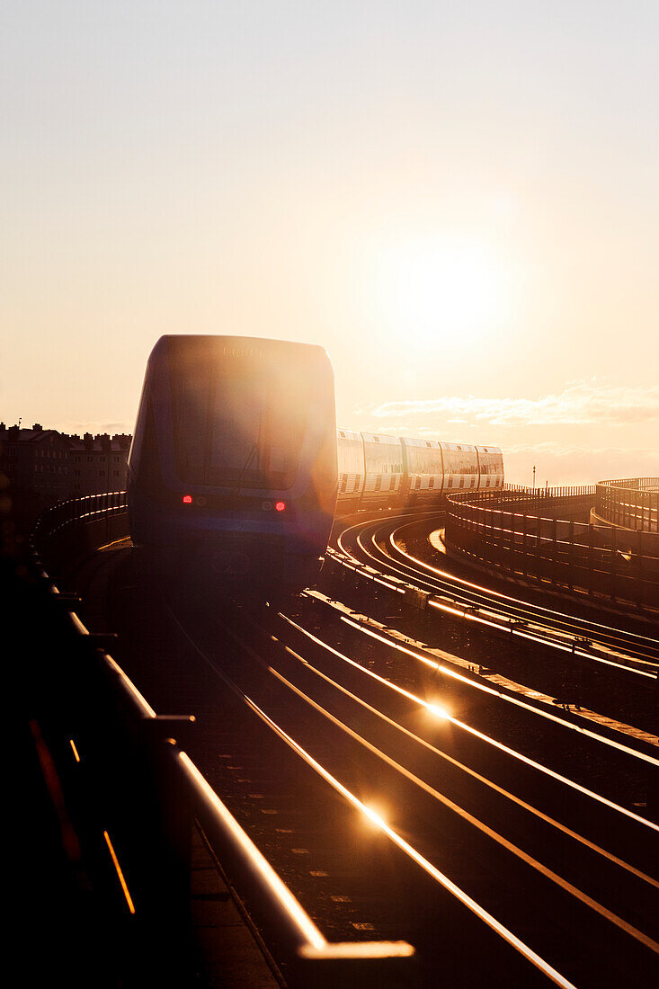 Zug bei Sonnenuntergang