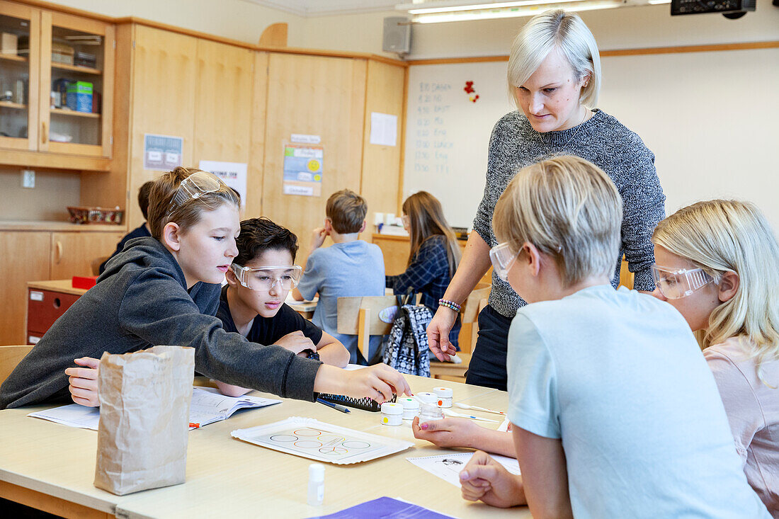 Schulkinder mit Lehrer im Klassenzimmer