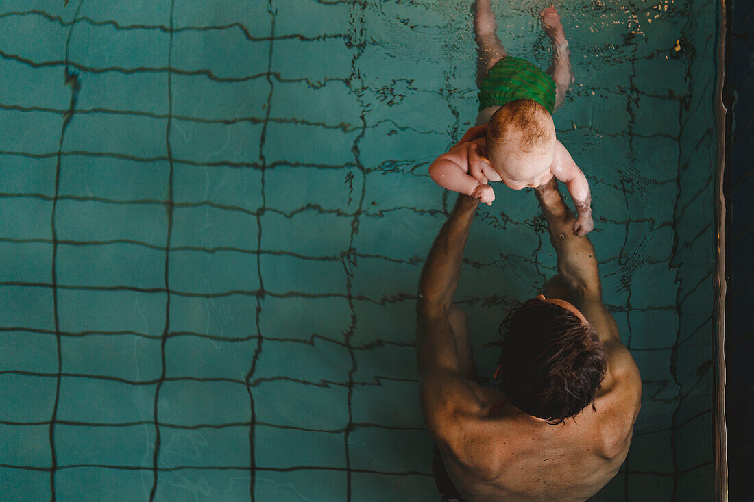 Vater mit Baby im Schwimmbad