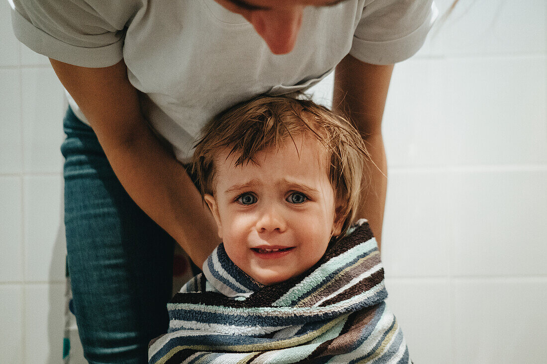 Kleines Mädchen in Decke eingewickelt