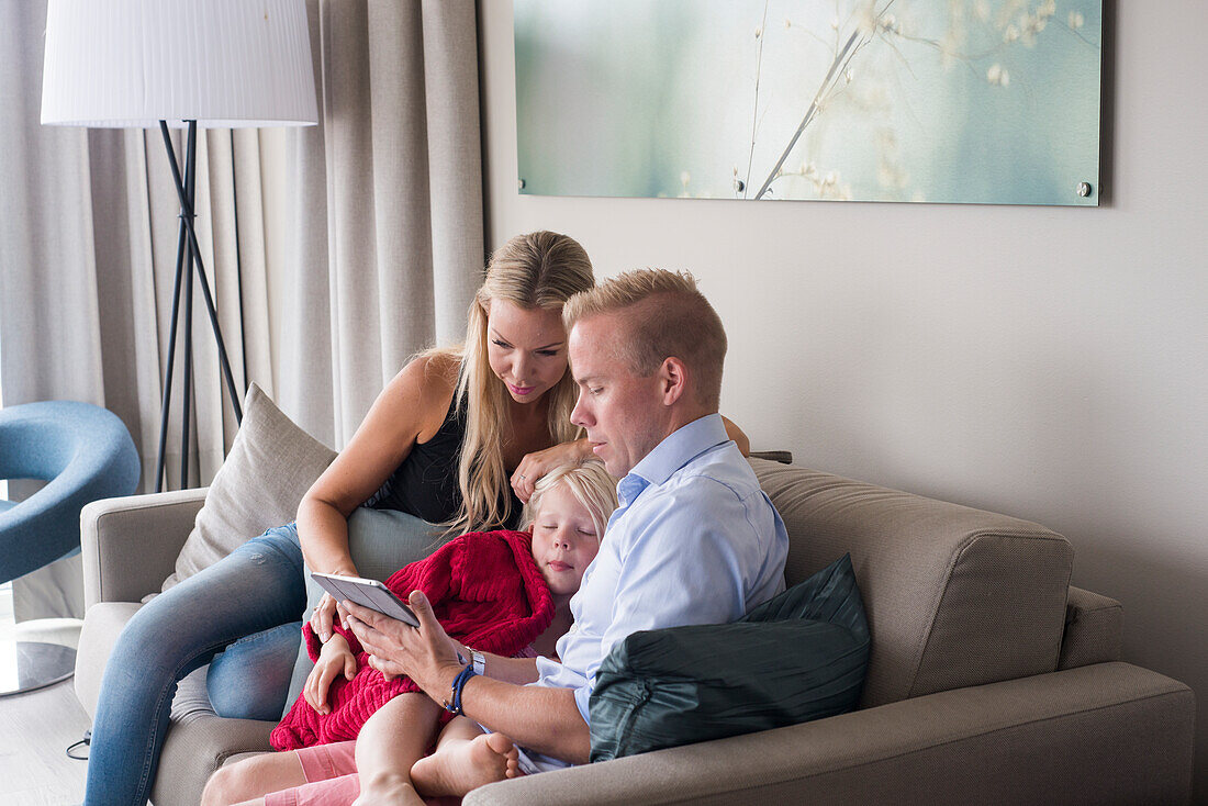 Familie auf dem Sofa