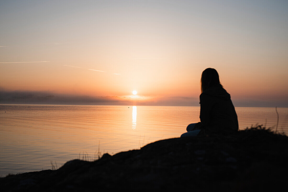 Silhouette eines Menschen am Meer