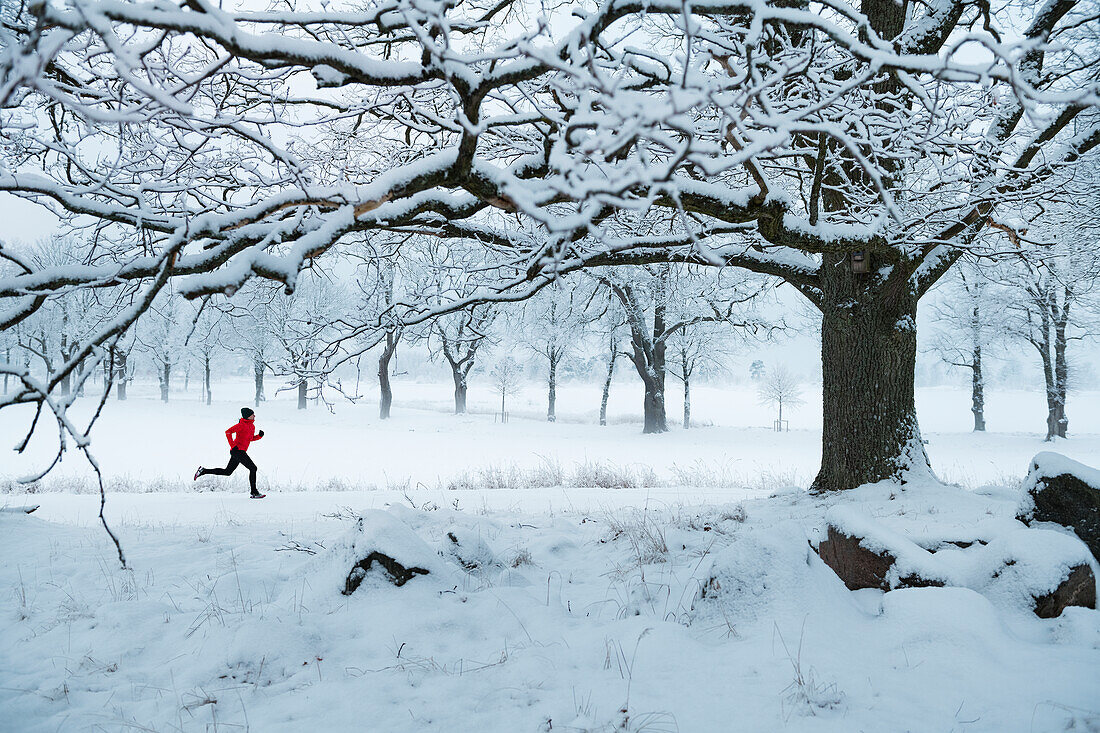 Frau joggt im Winter