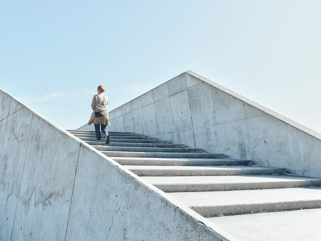 Frau auf der Treppe