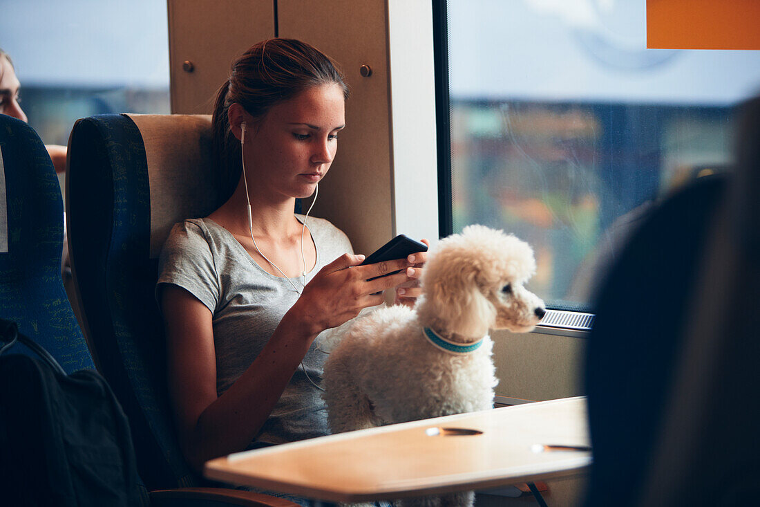 Frau mit Hund im Zug