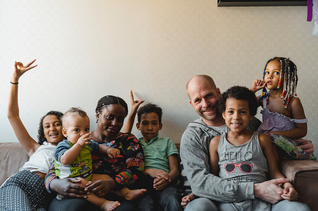 Familie auf dem Sofa