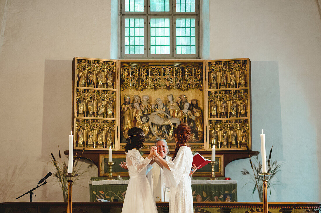 Bräute bei der Hochzeitszeremonie