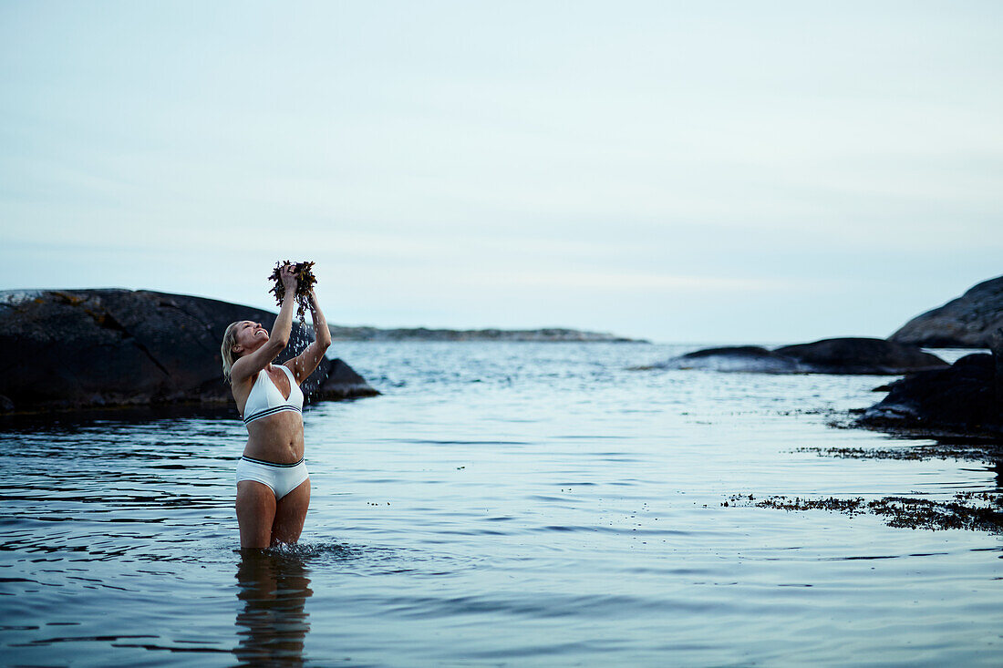 Frau stehend im Meer