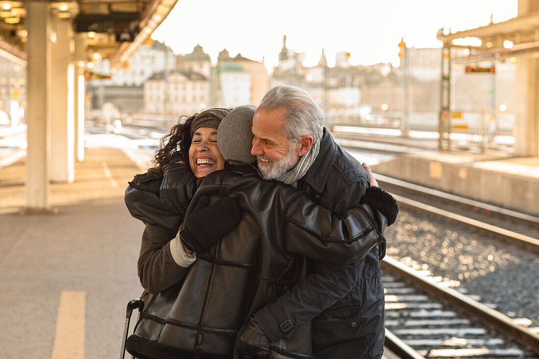 Menschen grüßen auf dem Bahnsteig