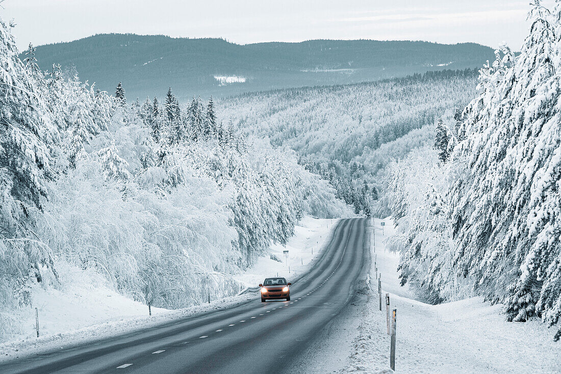 Auto auf winterlicher Straße